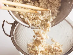 しょうが、塩、こしょうを加えた湯でひき肉を煮て、余分な脂を落とす。煮ている間に塩味やしょうがの風味がしみこむ。