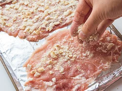 豚肉はたたいて、オーブントースターでも火が通るぐらいに平たくしてから、細かく砕いた麩を散らす。