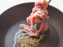 オリーブ油とクミンシードを熱してから豚肉を炒める。減塩おかずでもクミンの香りで満足感が出る。