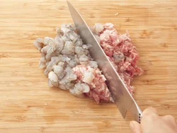 豚肉とえびを最初にしっかりたたいて一体感を出してから、玉ねぎも加えてたたくとさらにしっかり混ざる。