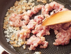 とりの皮を先に焼いて、出てきた脂で肉とパプリカを焼いて味に一体感を出す。ナンプラーと砂糖で一気にタイの味になる。
