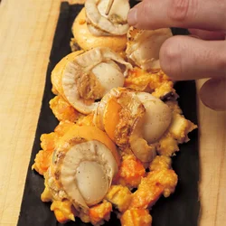 昆布に特製みそと帆立をのせて焼き、そのまま出すスタイルに