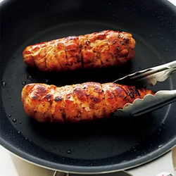 とり肉は全体にこんがりと焼き色がつくように、転がしながら焼いてこうばしくする。