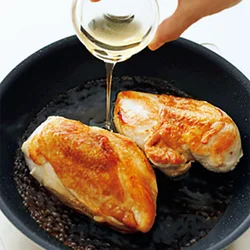 はちみつを加えると風味豊かに。たれもとろりとし、濃厚になる。とり肉によくからめて。