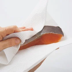 一晩おくと塩がなじみ、しっとりとして身に透明感が出る。水けは臭みのもとなので拭き取って。