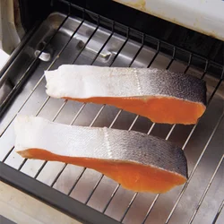 焼くとサーモンの余分な脂が落ちる。焼き過ぎるとパサつくので身に透明感が出てくるくらいで取り出して。