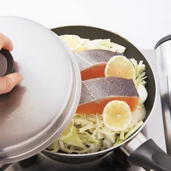 蒸し焼きにするときに加える水分は、キャベツや玉ねぎ、サーモンからも水けが出るので、少量の酒のみで充分。