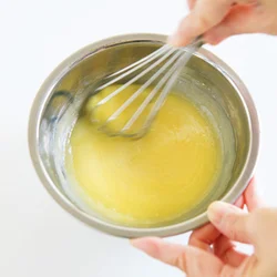 オリーブ油をバターの代わりにし、はちみつ、豆乳とともに泡立て器で混ぜる。オリーブ油は香りがあまり強くないものを選ぶといい。