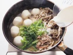 初めから豆乳を加えると豆乳が分離しやすいので、肉や野菜をだし汁で煮てから豆乳を加えて。