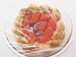 電子レンジの性質上、火の通りにくいじゃがいもを外側に、火が通りやすい鮭を中央に並べる。