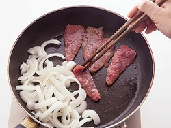 牛肉は焼き過ぎるとかたくなるため、あとから加えて炒め合わせることで程よい焼き加減にする。