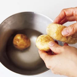 新じゃがの皮は薄くやわらかいので、むかずにたわしでこするだけでＯＫ。