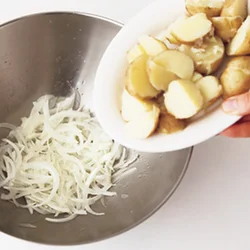 玉ねぎをドレッシングであえてからじゃがいもを加えると味がなじむ。
