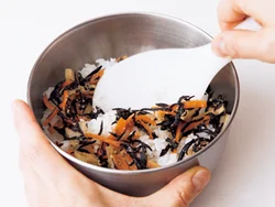 栄養バランスのために食べてほしい根菜、ひじきは、こっそりご飯に混ぜ込んで。