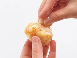 まだやわらかい状態でラップに包んで絞って茶きんにし、固まるまでそのままおく。