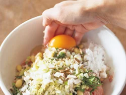 ひき肉と同じくらいの量の具材を混ぜ、ボリュームたっぷり。いろいろな味や食感を楽しめる。