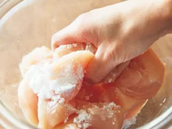 パサつきがちなとりむね肉に砂糖をもみ込むとやわらかくなる。前の晩にもみ込み、冷蔵室に一晩おいてもOK。