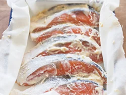 鮭の皮目も忘れずに、全体に酒粕をべったりとぬりつける。１切れずつラップで包めば、冷凍もできる。