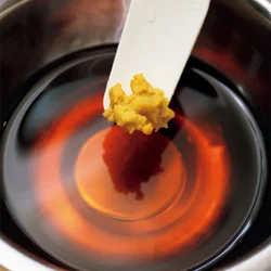 菜の花に合うからしを かくし味に加える