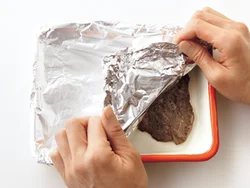 牛肉はアルミホイルをかぶせることで、肉汁を中に閉じ込めてジューシーに仕上げる効果が。