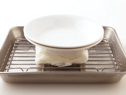 豆腐は粗熱をとる間、おもしをのせてさらに水分をきる。肉だんごだねが水っぽくならない。