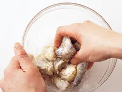 えびは片栗粉をもみ込むことで、舌ざわりがつるりとよくなる。