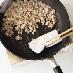 ひき肉は炒めたあと、脂をペーパータオルで拭くとこってりし過ぎない。