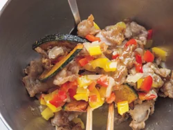 カリカリに揚げ焼きにした豚肉とかぼちゃは、熱いうちにたれであえれば味がしみやすい。