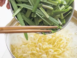 麺とにらは同じ湯で時間差でゆで、続けて豚肉もゆでて、調理の時間短縮に。
