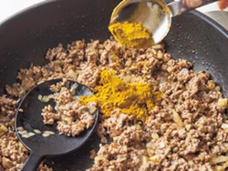 カレー粉、ケチャップ、ソース、しょうゆなど家にある調味料のみを合わせてタコライスの味に。
