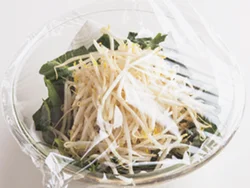 ボウルにペーパータオルを敷いてから野菜を入れてレンジ加熱。余分な水分を吸ってくれ、水っぽくならない。