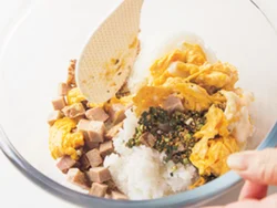 ご飯と具材を混ぜるだけでチャーハンに。ごまを加えると、炒めなくてもこうばしくなる。