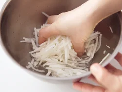 大根は炒めたときに水けが出過ぎないよう、先に塩もみをして絞っておく。