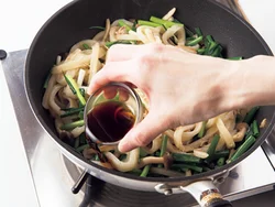 調味料は鍋肌から回し入れ、しょうゆの香りを立たせてから麺と混ぜ合わせることで風味アップ。