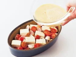 グラタン皿に具をまんべんなく入れてから、卵液を流し込む。焼き時間は具合を見ながら調整を。