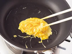 卵は半熟で取り出しておくと、仕上げに戻し入れたときに程よい焼き加減になる。