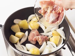 じゃがいもは最初に炒めてから煮ると、ホクホクした食感に。野菜を炒めてからとり肉を加えて。