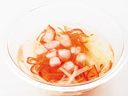 生で食べるセロリとパプリカは、薄切りにしたあと氷水にさらしてシャキッとさせておく。