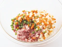 じゃがいも、にんじん、いんげんはやや大きくて混ぜにくいため、ほかの材料を混ぜてから加える。