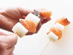 鮭の皮に串を通しにくい場合は、身を少し斜めにして皮を避ける。手を刺さないよう注意して。