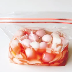 袋で漬けると少量のピクルス液ですむ。卵はきれいなピンク色に。