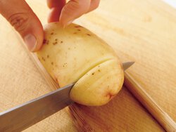 ベーコンとサワークリームのハッセルバックポテト By江口恵子さんの料理レシピ プロのレシピならレタスクラブ ベーコンとサワークリームのハッセルバックポテト By江口恵子さんの料理レシピ プロのレシピならレタスクラブ
