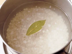 ローリエを入れて水からゆでると、麦臭さがやわらぎ、いい香りに仕上がる。