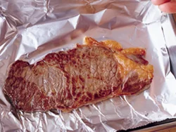 牛肉はミディアムに焼き、アルミホイルに包んで休ませる。肉汁が落ち着き、血も出ない。