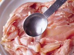 とり肉に酒をふって臭みをとる。電子レンジ加熱でもふっくらと仕上がる。
