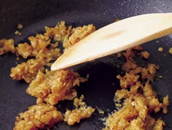 香味野菜をしっかり炒めてコクを出す