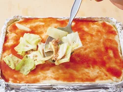 混ぜるだけトマトソースをまんべんなくぬり広げ、トッピングの材料もまんべんなくのせていく。