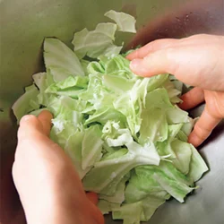 キャベツは全体に塩をまぶし、水けを絞っておくのがポイント。サラダが水っぽくならない。