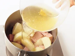 ランチョンミートは塩けがあるので、スープの素だけの調味でも充分おいしくなる。