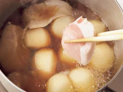 豚肉は片栗粉をまぶして煮る。つるりとした舌ざわりになり、うまみを閉じ込める。